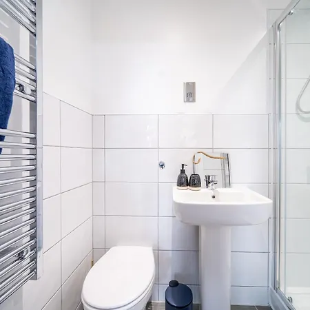 Cooperate Retreat 2-bedroom Gem In Bradford 10 Mins To Town * Bradford (West Yorkshire)