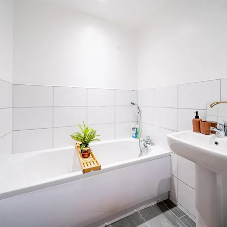 Cooperate Retreat 2-bedroom Gem In Bradford 10 Mins To Town Apartment